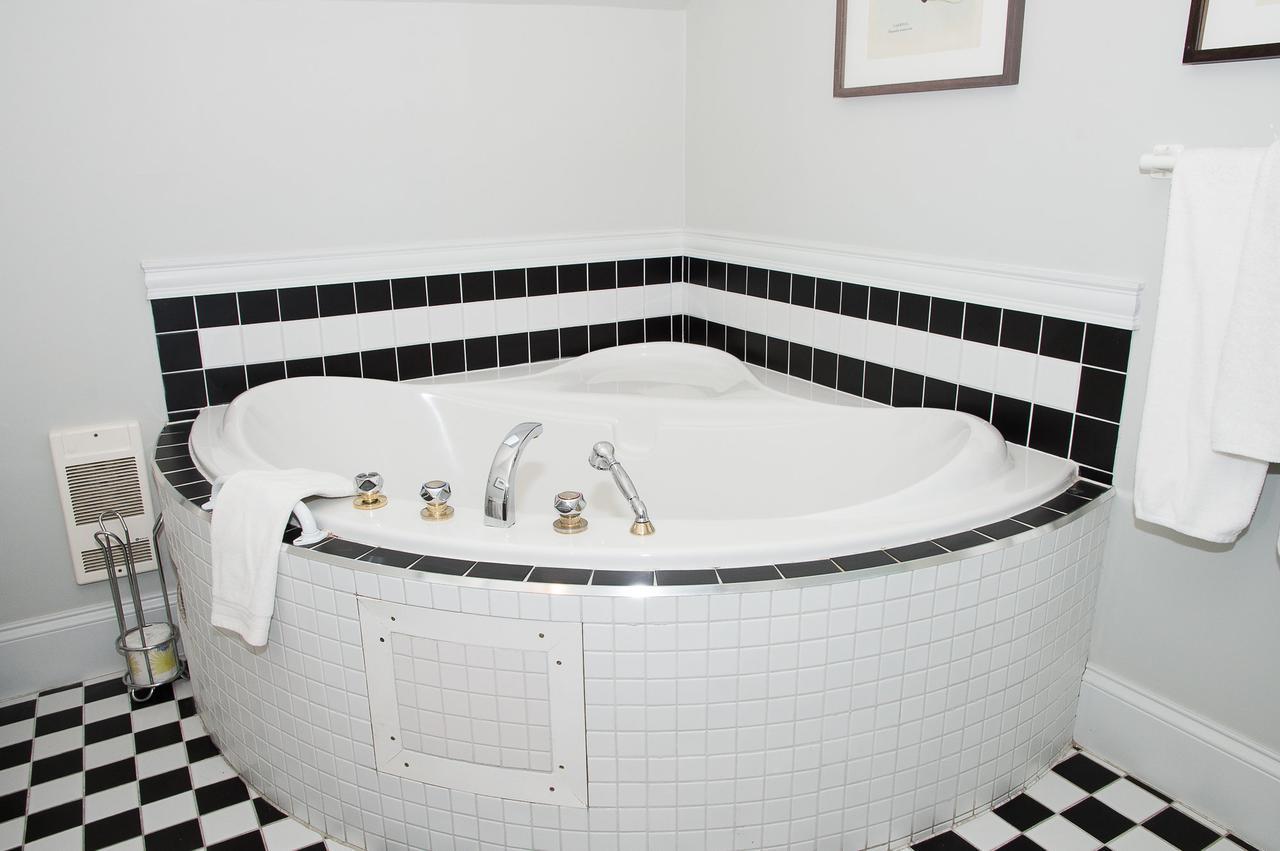 Salt Shaker Deli & Inn Lunenburg Room photo