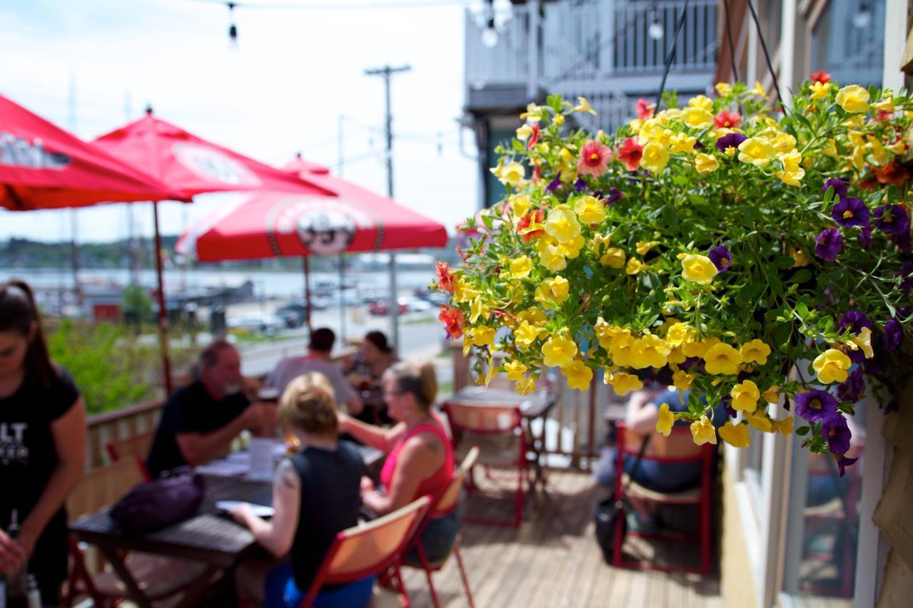 Salt Shaker Deli & Inn Lunenburg Exterior photo